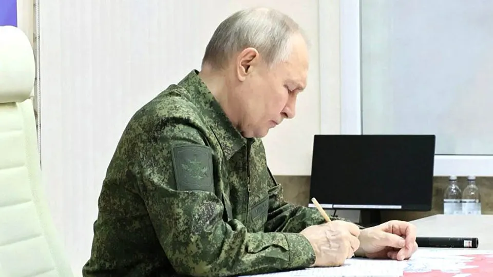 Европейские чиновники считают, что Москва может воспользоваться благоприятной внешнеполитической и экономической конъюнктурой, чтобы перейти к эскалации против стран Балтии. На фоне затянувшейся войны в Украине, проблем с мобилизацией и нового закона о защите «граждан РФ за рубежом» в Европе усиливаются опасения возможных провокаций и даже локальных военных операций.
