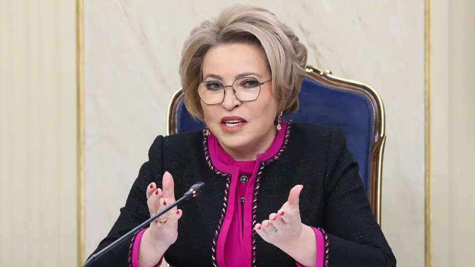 Глава Совета Федерации потребовала жесткого контроля за питанием пациентов; регионы в 2026 году сократили расходы на здравоохранение, планируя сэкономить около 107 млрд рублей.