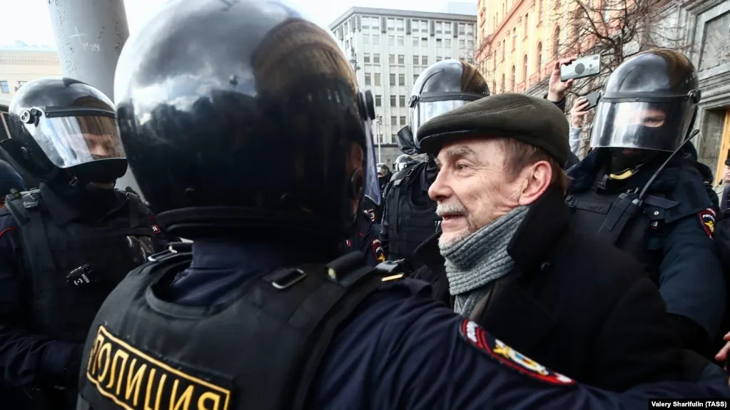 Хорошевский районный суд Москвы заочно арестовал Льва Пономарёва, который уехал из России в 2022 году. Ему предъявлены обвинения в уклонении от обязанностей «иностранного агента» и в организации деятельности «нежелательной» организации.
