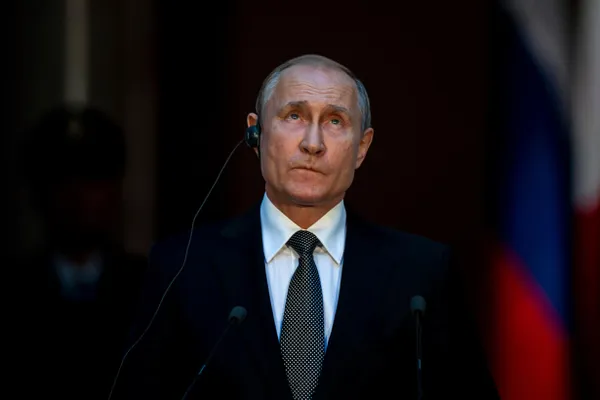 С начала 2026 года число упоминаний президента в государственных информационных каналах заметно сократилось: в ряде каналов количество ссылок упало в 2–3 раза по сравнению с предыдущим годом. Снижение началось после сообщений об атаке на резиденцию и совпало с сокращением визитов главы государства по регионам.