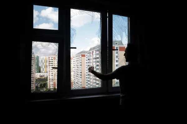 Мост закрыли вечером 17 мая примерно в 21:00 и открыли около 07:30 18 мая. Официальных причин не называли; в результате в Краснодарском крае задержаны 16 пассажирских поездов, пассажирам предоставляли воду и питание.