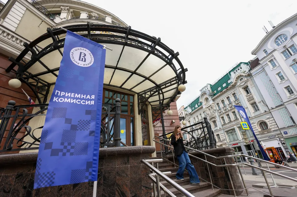 Университет резко уменьшил максимальные скидки, на которые рассчитывали выпускники лицея при вузе. Многие узнали об изменениях случайно и опасаются, что потеряют шанс на доступное образование.