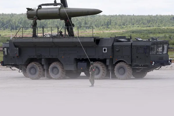 Минобороны сообщает, что военные доставили и разгрузили боеприпасы для оперативно-тактического комплекса «Искандер» в полевые пункты в Белоруссии в рамках учений по подготовке и применению ядерных сил.