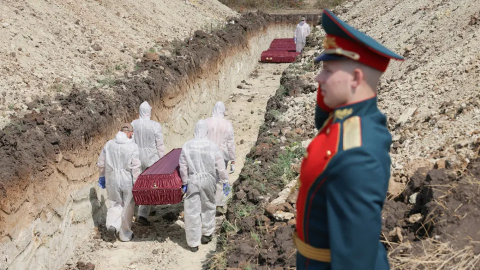 Анализ поимённых списков, реестра наследственных дел и судебной статистики позволяет оценить число погибших российских военнослужащих к концу 2025 года минимум в 352 тыс. — в расчёт впервые включили лиц, признанных погибшими через суд.