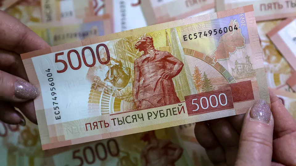 С 1 по 11 мая объем наличных у граждан вырос на 210,5 млрд руб. — рекордный показатель с 2011 года; отток средств из банков продолжается третий месяц подряд.