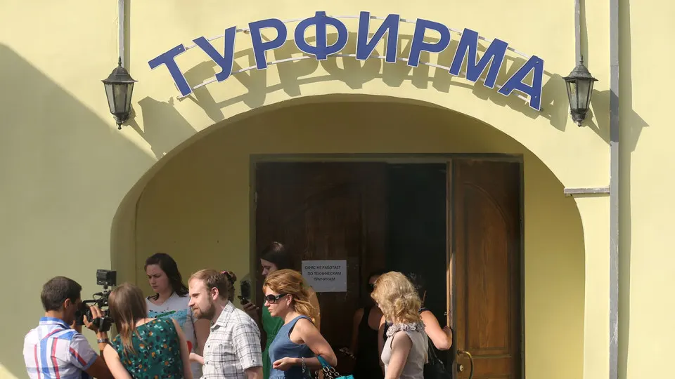 Падение спроса, ограничения перелётов и выплаты клиентам приводят к массовым закрытиям и снижению офлайн‑активности в туристическом секторе.