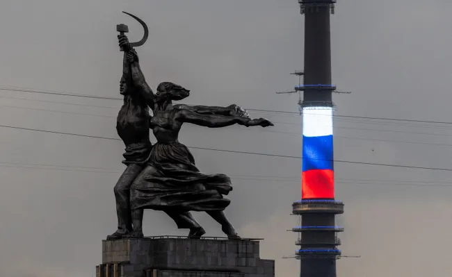 Ночная атака беспилотников на Москву и Московскую область, в результате которой погибли три человека и ещё 16 получили ранения, получила лишь скупые упоминания в утренних выпусках; вечерние аналитические программы сосредоточились на испытаниях ракеты «Сармат».