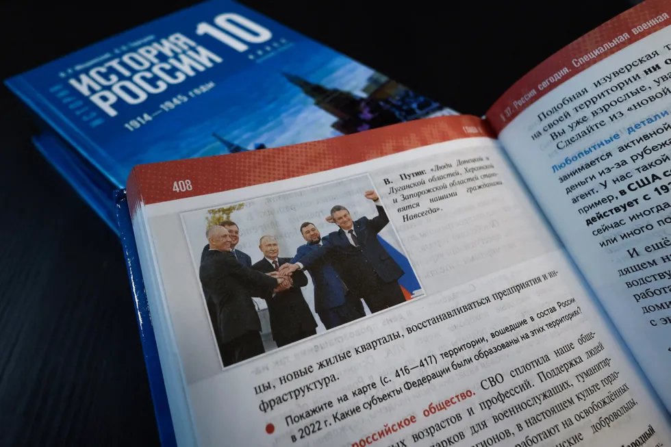 Выпущенная в 2025 году линейка учебников для средней школы нередко связывает древние события с современными государственными проектами, умалчивает неудобные факты и подталкивает школьников к однотонной, патриотически окрашенной интерпретации истории.