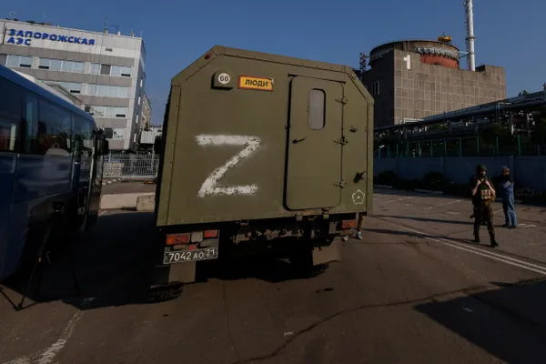 По заявлению Росатома, украинский боевой дрон, якобы управляемый по оптоволокну, взорвался у машинного зала шестого энергоблока Запорожской АЭС: основное оборудование, по данным компании, не повреждено, но в стене образовалась дыра. Ранее со станции фиксировались отключения связи и проблемы с подачей внешней энергии.