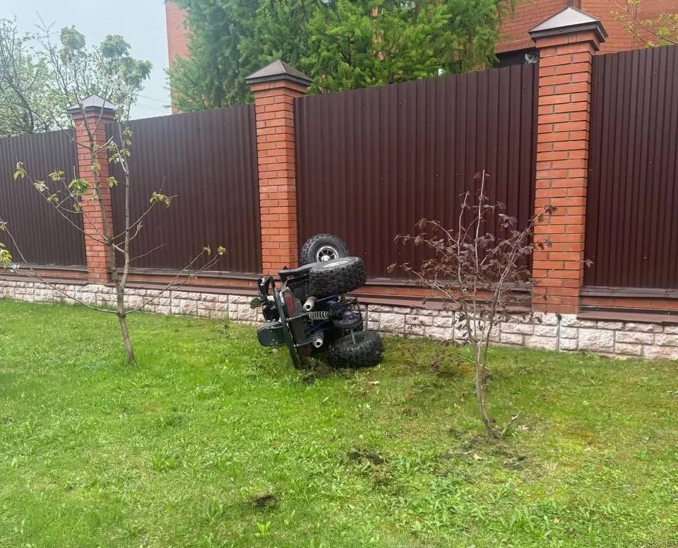В коттеджном посёлке «Вёшки‑95» ребёнок на квадроцикле наехал на бордюр и вылетел на тротуар. У пострадавшей перелом позвоночника, множественные травмы и сотрясение мозга; полиция выясняет обстоятельства.