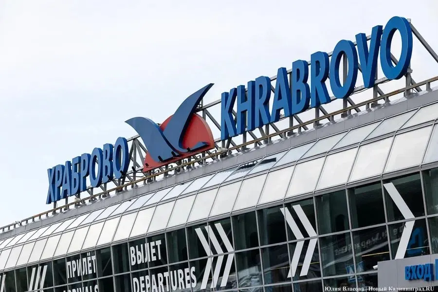 Утром 7 мая в калининградском аэропорту «Храброво» из‑за ограничений в воздушном пространстве задержаны и отменены рейсы, в том числе по направлениям Москва и Санкт‑Петербург.