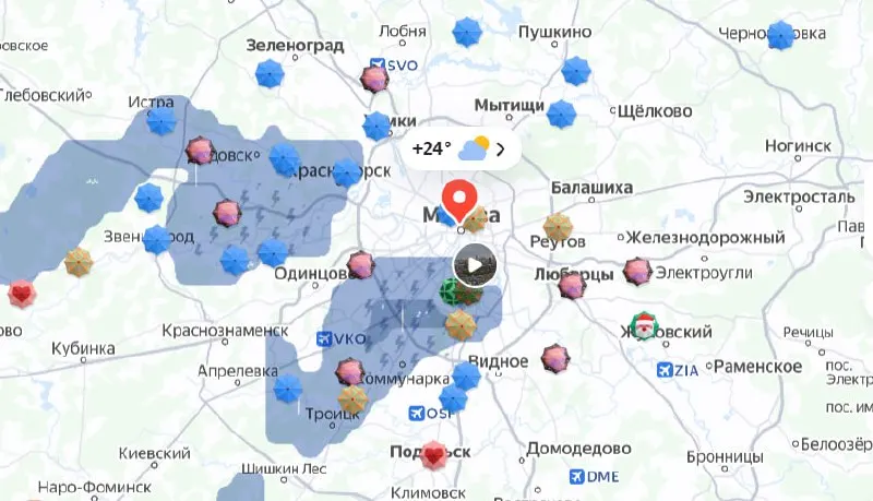 Синоптики предупреждают о локальных ливнях и грозах в Москве; при этом дневная жара сохраняется.