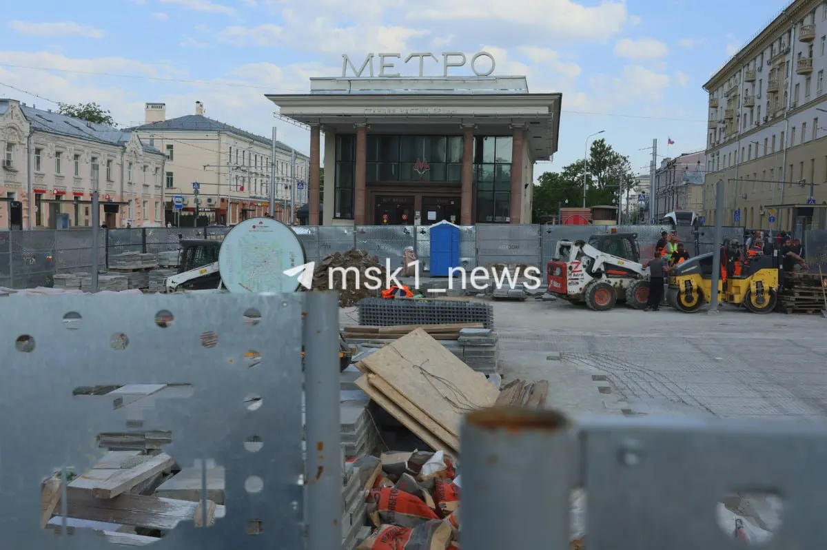 Около станции метро появились строительные заборы и самосвалы с вывезенной мебелью; сроки работ пока неизвестны.