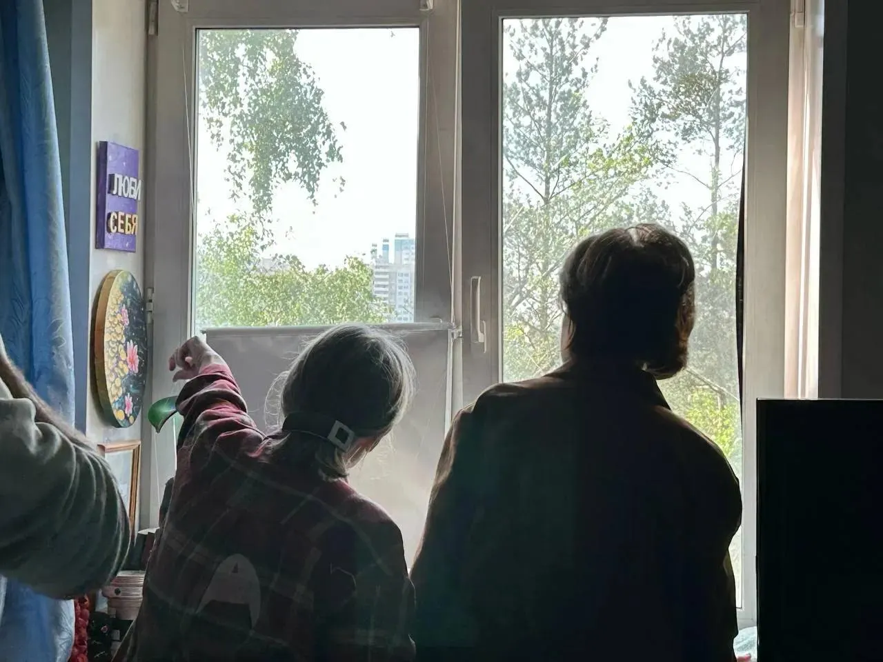 В микрорайоне Старбеево одна женщина погибла, ещё один человек госпитализирован. В нескольких многоквартирных домах зафиксированы повреждения и возгорания. Оперативный штаб работает в усиленном режиме.