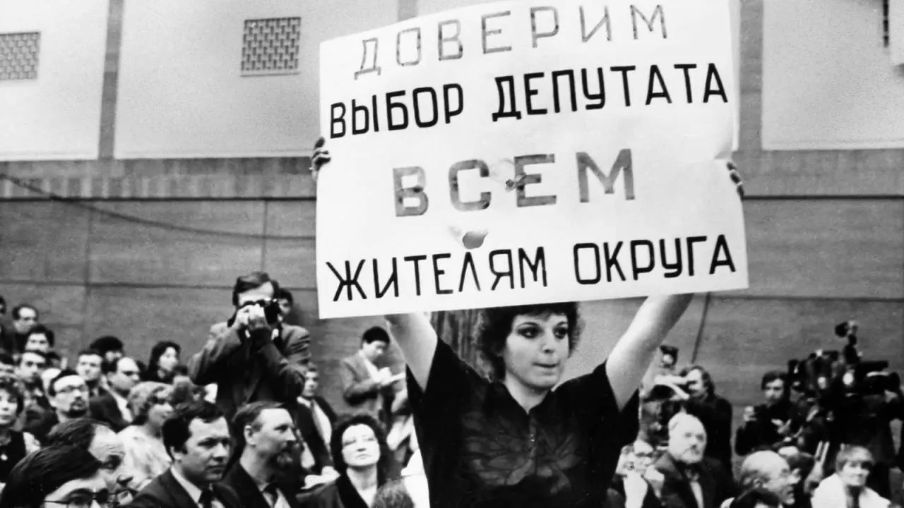 Весной 1989 года в СССР прошла масштабная кампания по избранию народных депутатов: новые правила вводили альтернативные выборы, но процесс сопровождался спешкой, административным ресурсом и серией повторных голосований.