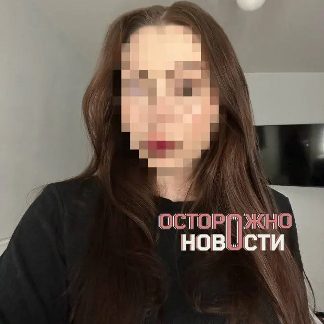 Мещанский суд Москвы поместил 26‑летнюю женщину под домашний арест по обвинению в финансировании экстремистской организации. У неё прошёл обыск, а в деле фигурируют прежняя активность на акциях и пост, связанный со смертью оппозиционного политика.