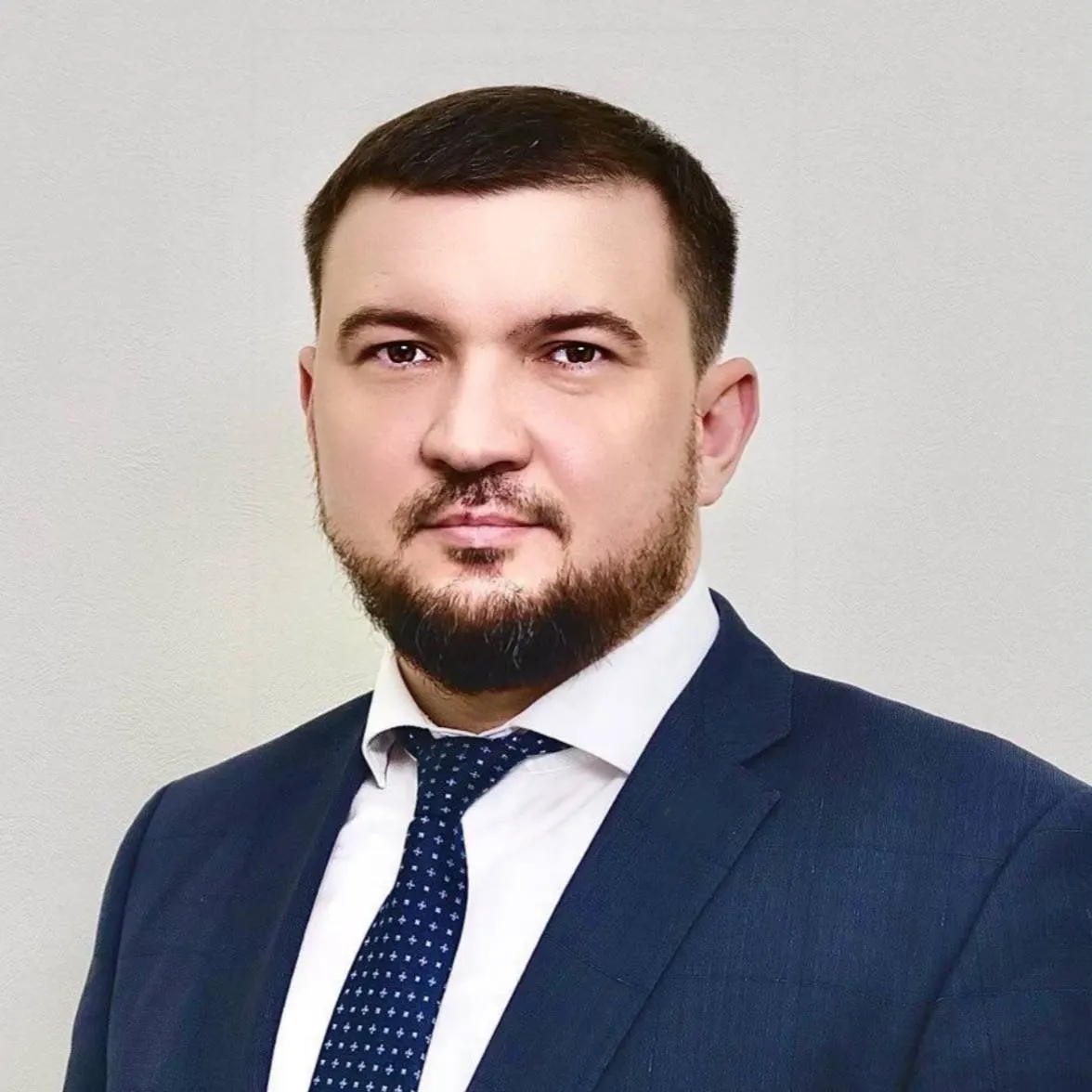 Басманный районный суд отправил в СИЗО на три месяца Александра Васильченко, которого обвиняют в получении взятки при реконструкции электротранспорта в Курске; по делу также задержаны другие фигуранты.