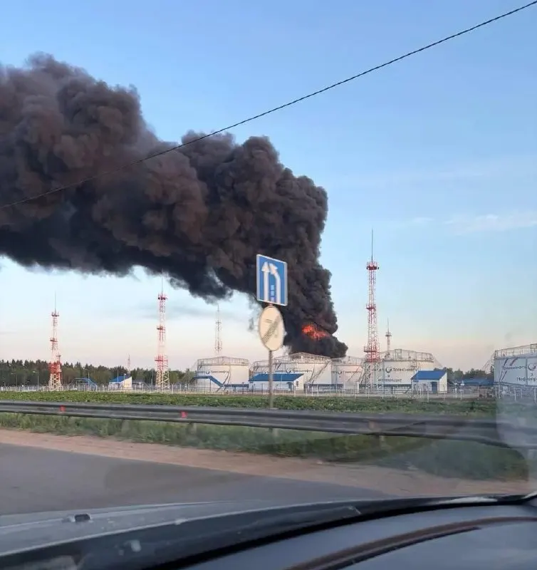 Ночью и утром беспилотники поразили НПЗ и связанные объекты в Москве и Подмосковье: как минимум три человека погибли, двенадцать ранены, повреждены жилые дома и нарушена работа аэропорта.