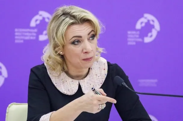 Официальный представитель МИД РФ заявила, что сотрудники Госдепа уведомляют российских дипломатов о том, что их дети, рождённые в США, автоматически считаются американскими гражданами. По её словам, семьи не подавали заявлений и узнали об этом постфактум; практику назвали давлением и дискриминационной — она действует с 2023 года.
