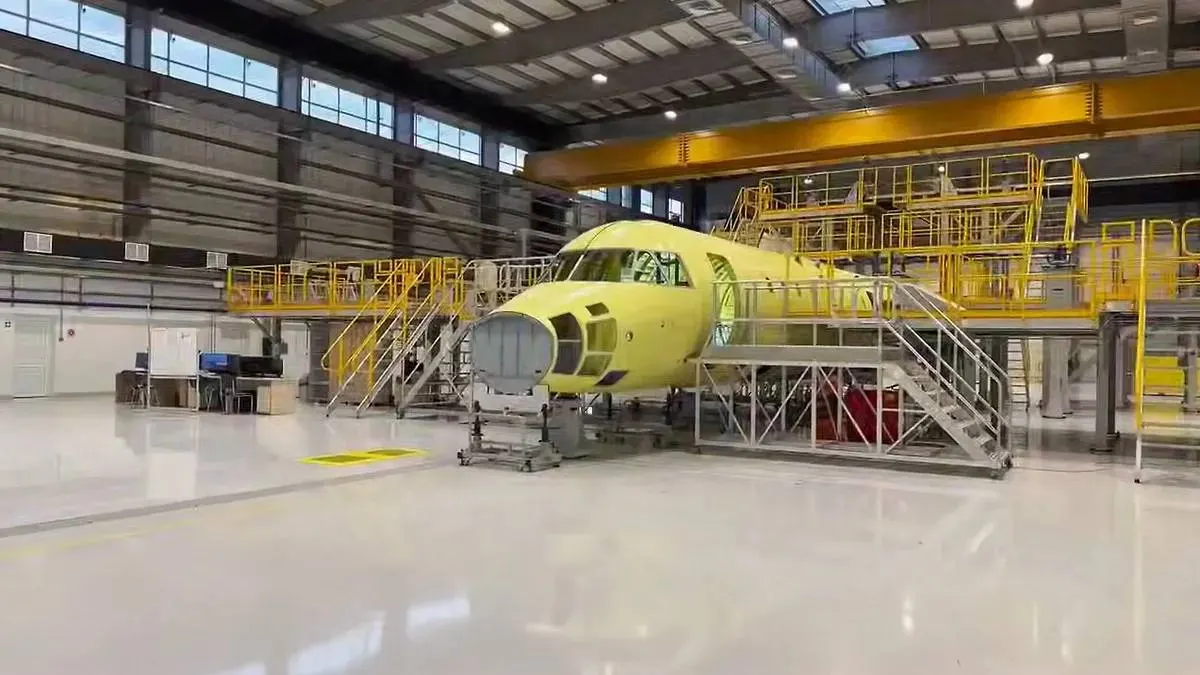 Разработка пассажирского самолёта ТВРС-44 на Уральском заводе гражданской авиации в Екатеринбурге остановлена: научно‑технический задел передан Минобороны, площадки перерастроят под сборку рамповых грузовиков для нужд СВО.