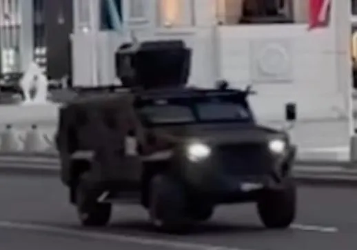 Видео с кортежем во время официального визита в Астану показывает усиленное сопровождение: 14 мотоциклов, около 20 автомобилей, вертолёт над колонной и военный автомобиль с предполагаемой позицией для пулемётчика. На одном автомобиле зафиксирована установка, похожая на систему радиоэлектронной борьбы.
