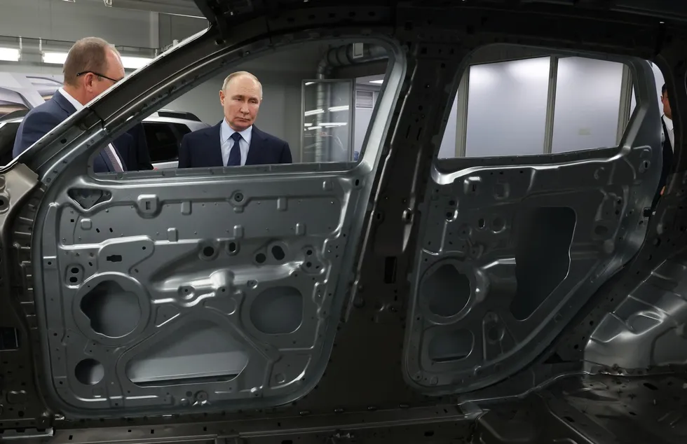 После ухода западных автоконцернов рынок и производство в России кардинально изменились: часть заводов перешла к российским владельцам и китайским партнёрам, объёмы выпуска упали вдвое и более, а автомобили значительно подорожали.