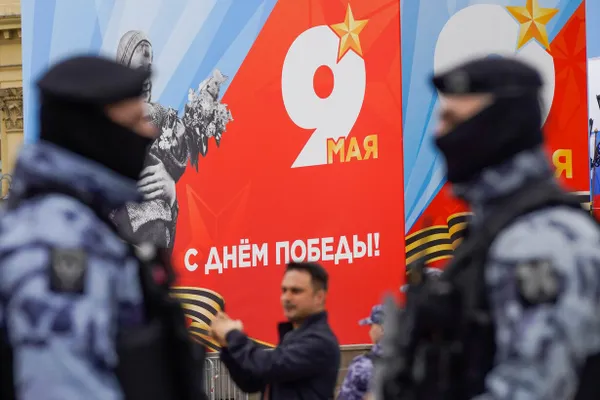 Жители Санкт‑Петербурга сообщают о проблемах с мобильным интернетом второй сутки подряд. Одновременно в Ленобласти объявляли угрозу атак беспилотников: аэропорт Пулково несколько раз закрывали, десятки рейсов задержаны и отменены.