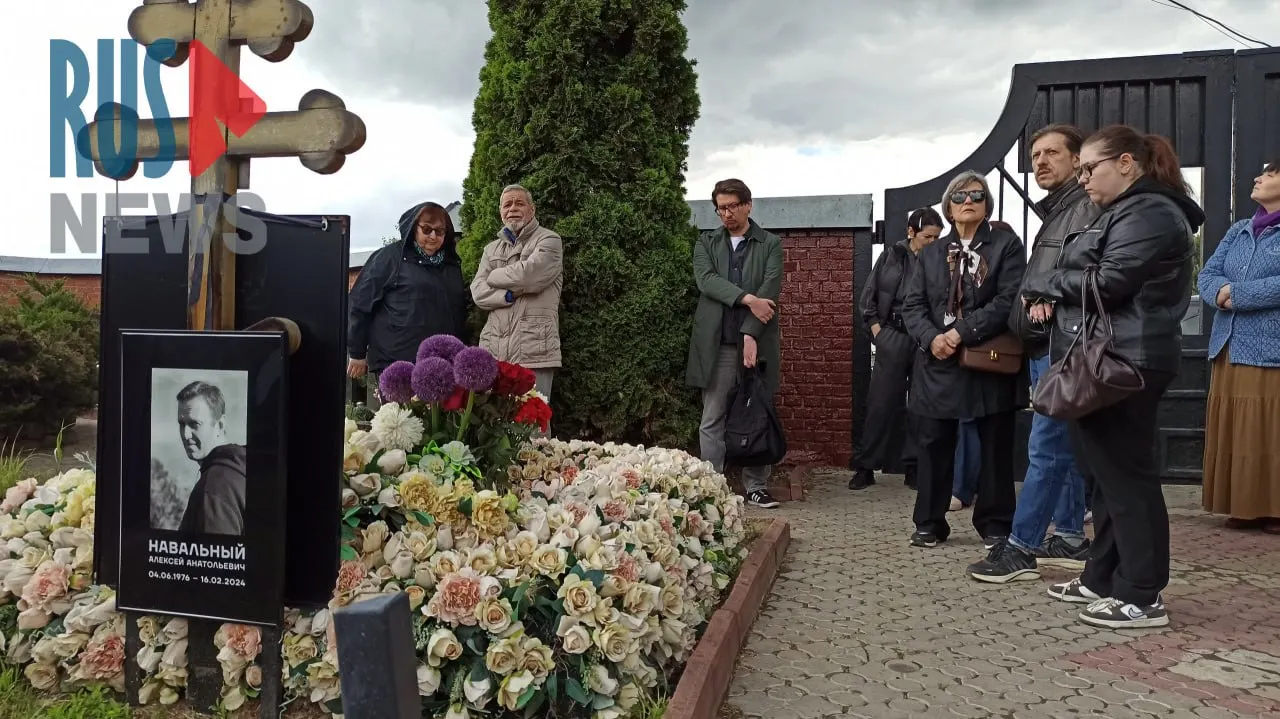 Сторонники и родственники собрались у места захоронения, в числе заметных присутствующих — мать Людмила Навальная и отец Ильи Яшина.
