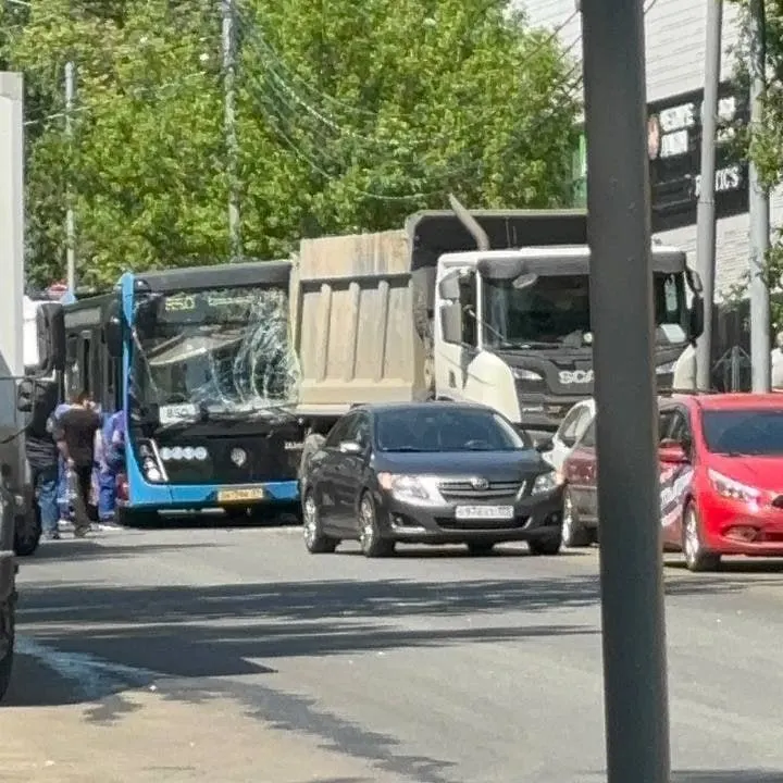 На Ереванской улице у дома 8 пассажирский автобус №850 столкнулся с припаркованным грузовиком. По данным экстренных служб, пострадали шесть человек, причины происшествия выясняют сотрудники Госавтоинспекции.