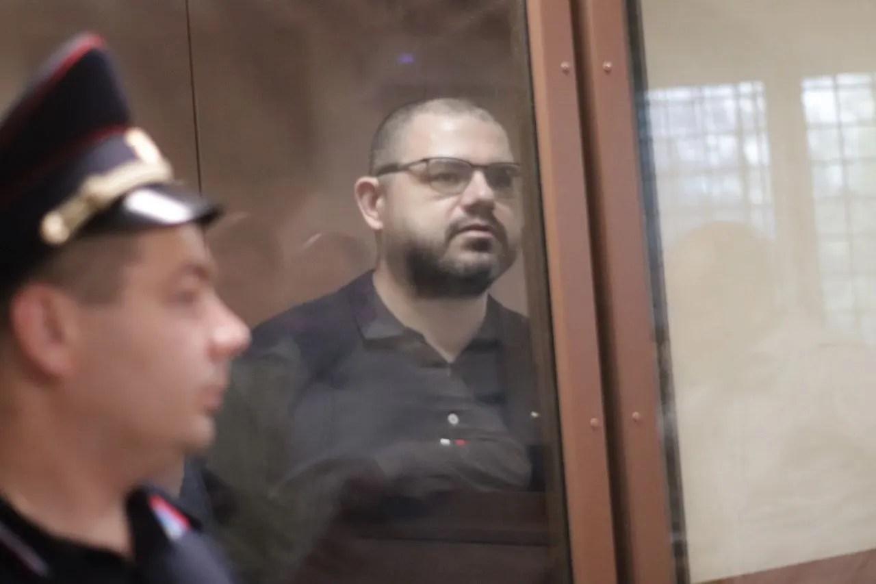 По делу лидера рязанского отделения «Яблока» в суде фигурируют чеки на покупки на сумму около 75 тысяч рублей — обвинение представило их как доказательство, однако не пояснило, какую именно связь они имеют с предполагаемым вымогательством. Сам обвиняемый вину не признаёт и находится в СИЗО с января 2025 года.