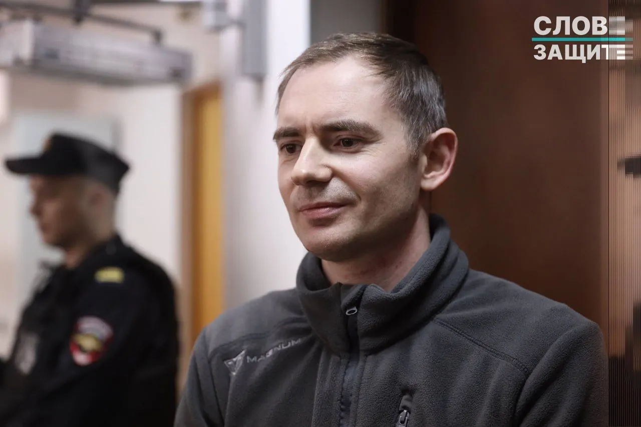 В Замоскворецком суде допрошена волонтёрка, которая обнаружила старые публикации политика и обратилась в правоохранительные органы. Круглов находится под арестом по обвинению в распространении «фейков» о войне.