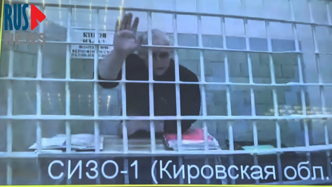 В Мосгорсуде отложили заседание: бывший полицейский заявляет, что ему не предоставили записи и письма, прокуратура просит увеличить срок с 7 до 11 лет.