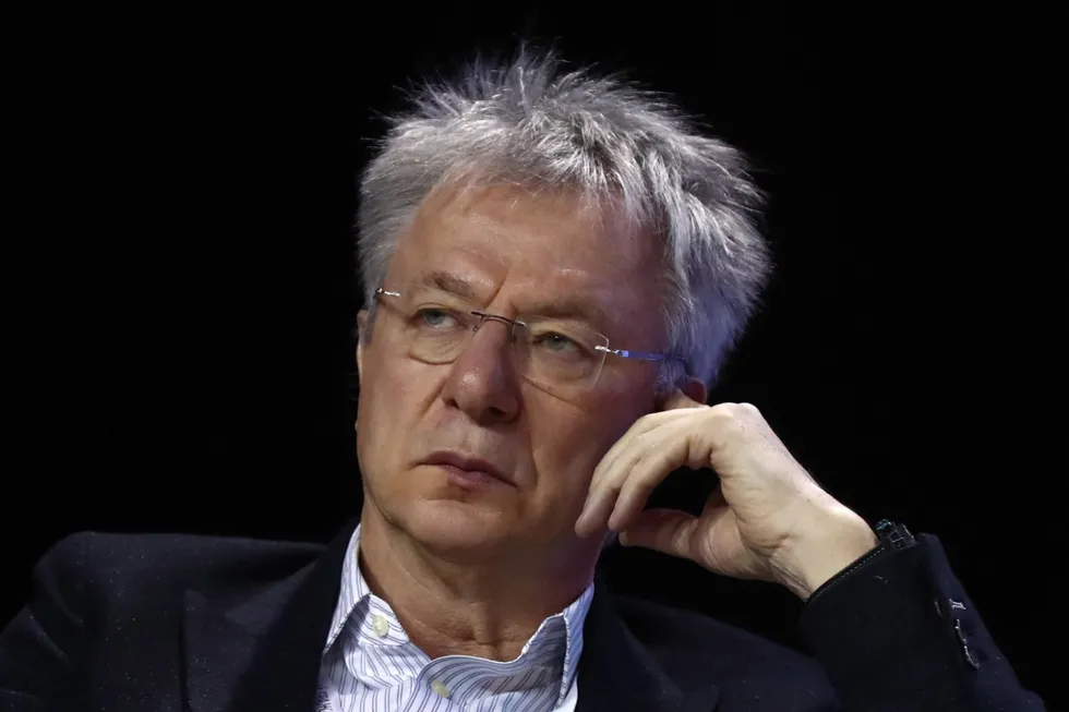 Советский инженер, ставший успешным венчурным инвестором, потерял российские активы после уголовных и судебных претензий, а затем уехал за границу по заграничному паспорту. В материале — как он создавал капитал, какие события привели к конфискации и почему семья предпринимателя оказалась в центре скандала.