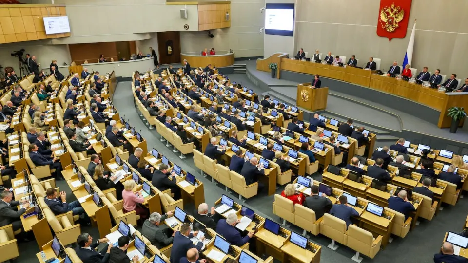 Комитет Госдумы одобрил поправку, отменяющую привязку стоимости арестованного имущества к сумме штрафа для лиц, осуждённых по политическим статьям. Дела будут рассматриваться заочно, уведомления направят по электронной почте, решения вступают в силу немедленно.