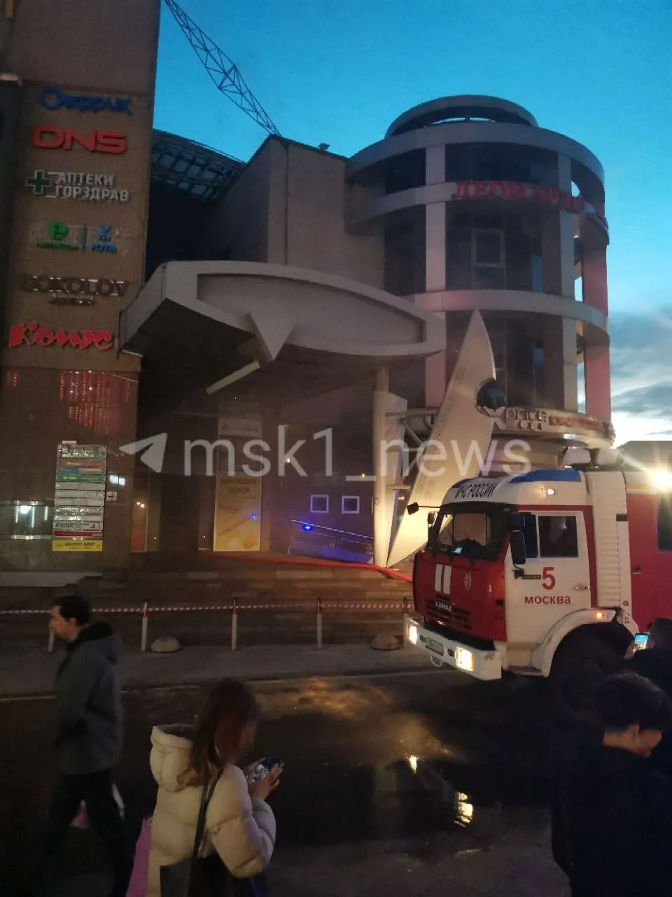 В торговом центре на Большой Семёновской улице произошло возгорание в электрощитовой. Эвакуированы и спасены 15 человек, пожарные работают на месте, информации о пострадавших нет.