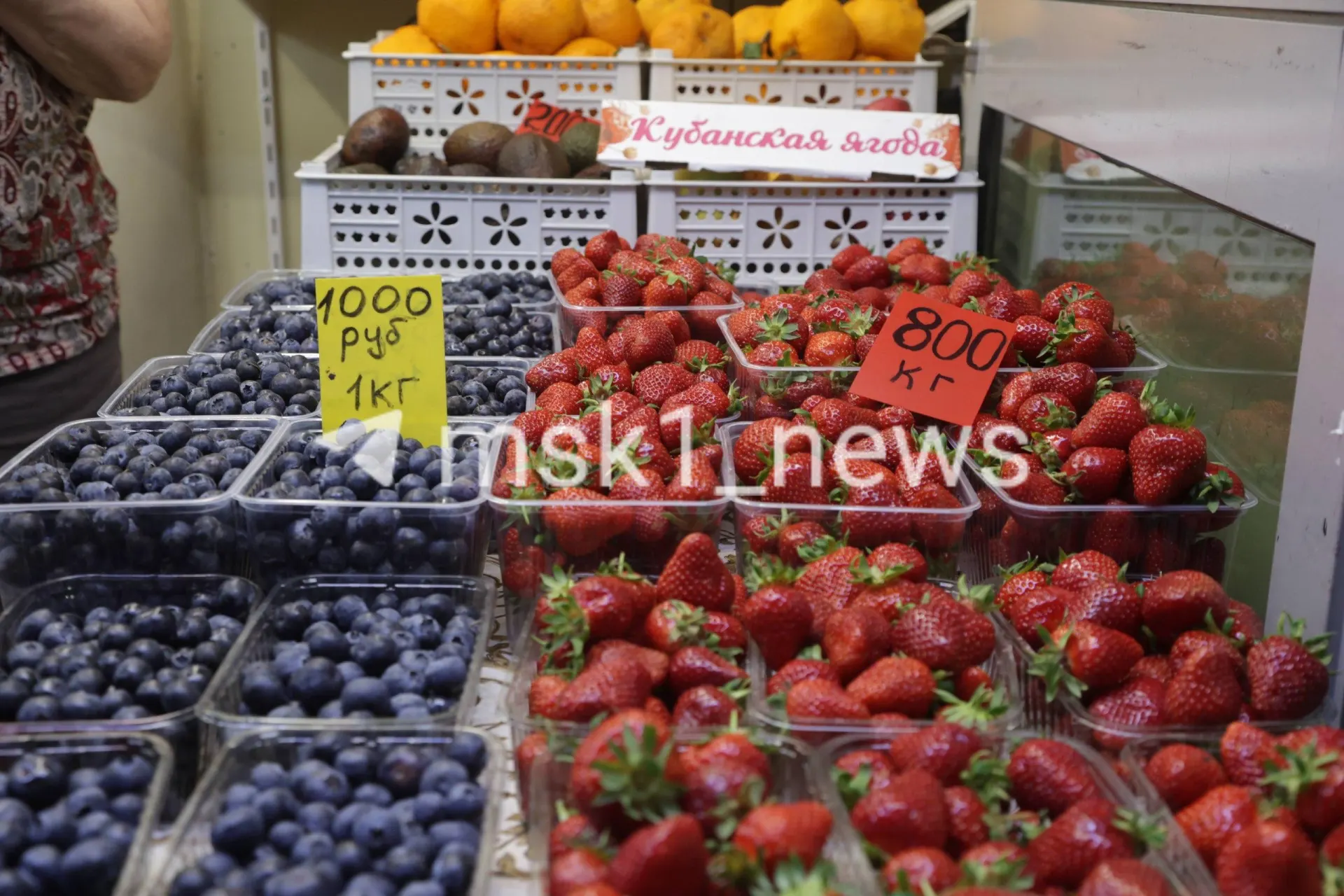 В Москве появились палатки, где продают клубнику и другие сезонные ягоды: клубника — 680–800 ₽/кг, голубика — 1 000–1 900 ₽/кг, малина в отдельных точках — до 4 000 ₽/кг.