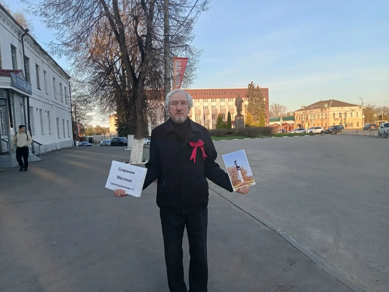 Суд признал Юрия Саенко виновным по ч.2 ст.20.2 КоАП за одиночный пикет 1 мая, требовавший сохранения местного самоуправления. Размер наказания не раскрыт; ранее он уже штрафовался за протесты против ввоза мусора.