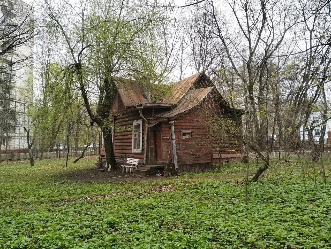 Жители и активисты опасаются, что деревянная дача актёра Дикого в Новогиреево будет демонтирована после снятия статуса объекта культурного наследия; на заборе появилось объявление о самовольной постройке.