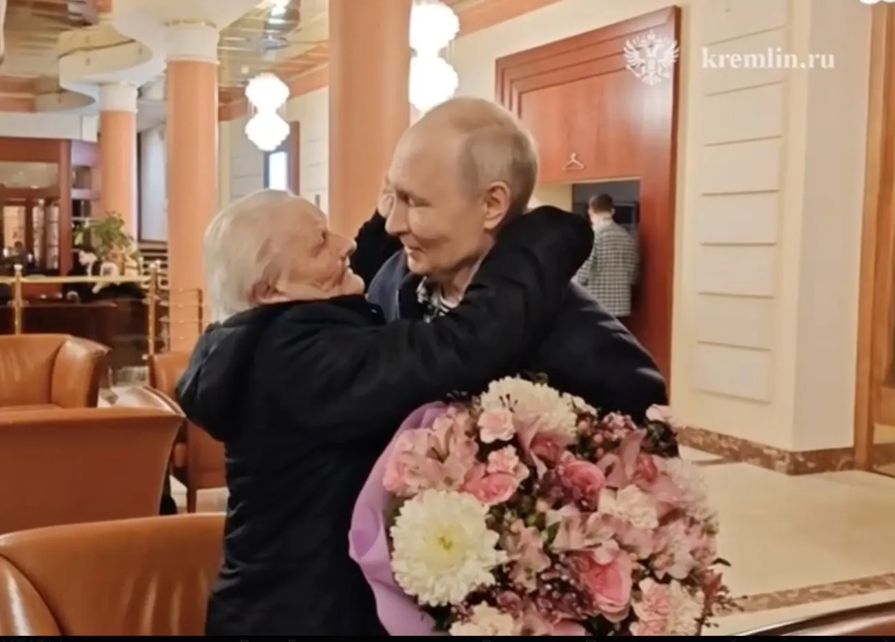 Президент и его первая учительница тепло обнялись, поцеловались и не скрывали эмоций во время встречи.