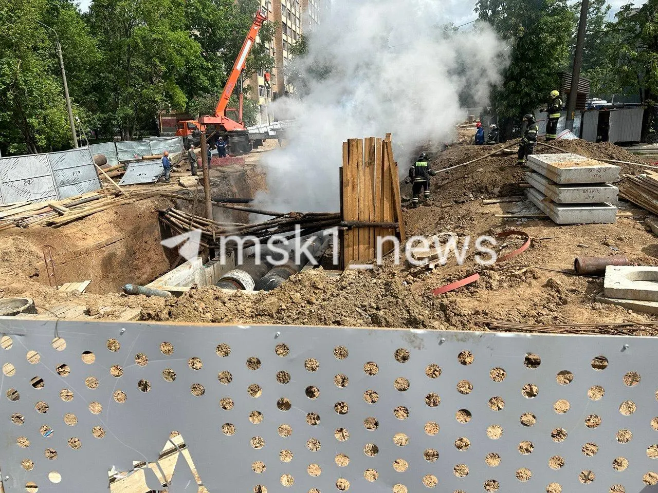 Во время замены труб в вырытом котловане возник пожар. На ограждении не было информационного щита с данными подрядчика и сроками работ.