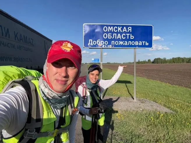 Павел Шабанов и Тамара Погосян идут пешком из Москвы во Владивосток и за 118 дней достигли Омской области; они отказываются от транспорта и идут по всему маршруту пешком.