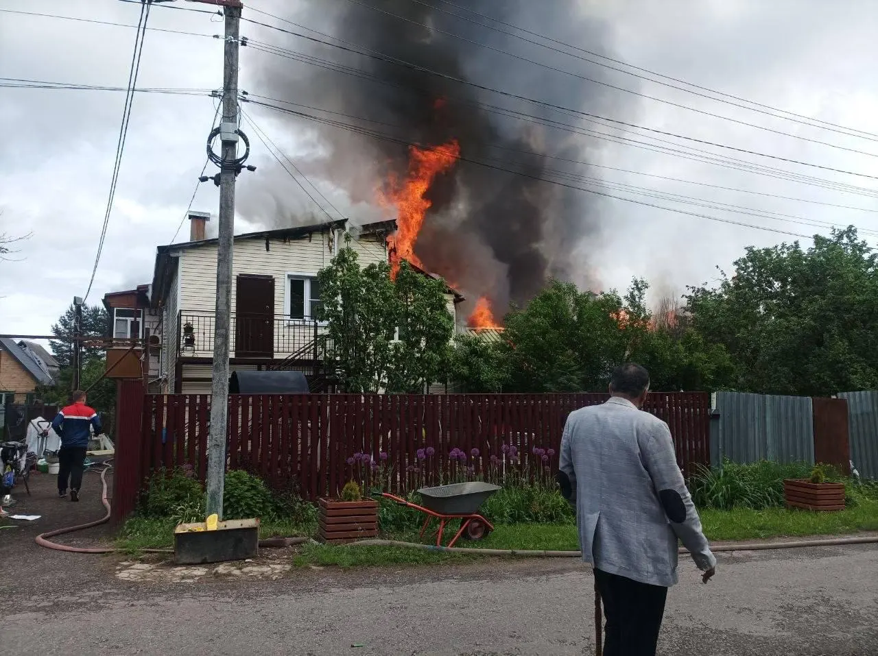 В Шереметьевском микрорайоне Долгопрудного загорелся частный дом, огонь перекинулся на соседние строения — на месте работают пожарные.