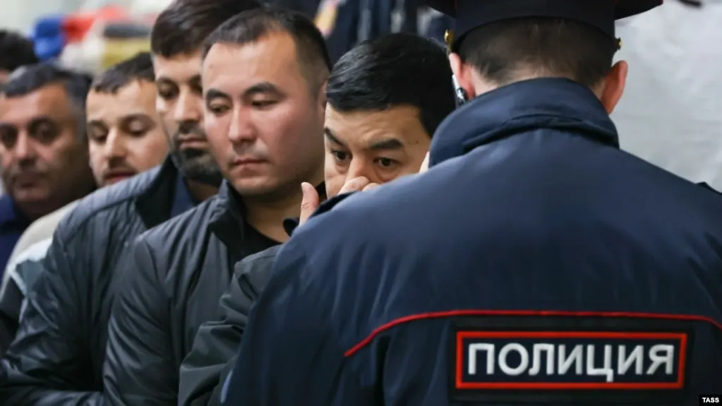 Проект дополняет КоАП положениями о выдворении за участие в несогласованных митингах, дискредитацию ВС, призывы к санкциям, экстремизм и другие нарушения; число оснований для выдворения увеличится до 58.