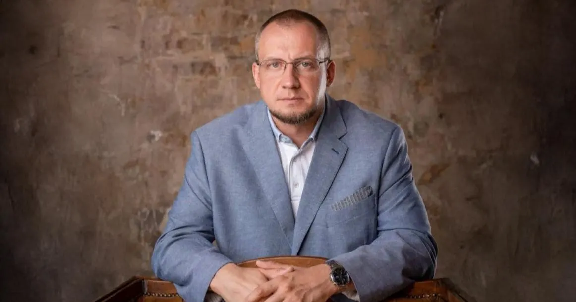Его подозревают в присвоении шести миллионов рублей у подзащитной. Поповский ранее защищал Руслана Сидики и других фигурантов политических дел.