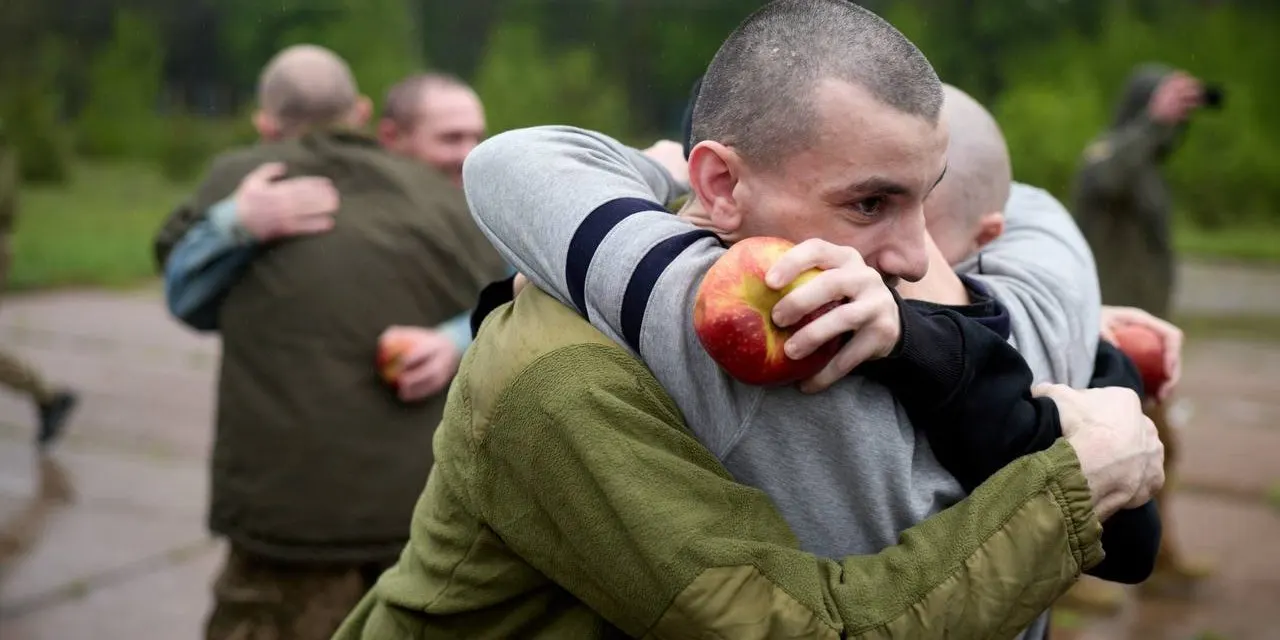 В рамках первого этапа обмена «1000 на 1000» стороны освободили по 205 военнослужащих. По данным поисковиков, большинство российских возвращённых провели в плену менее года; семьи по-прежнему ждут тех, кто находится в заключении два-три и более лет. Министерство обороны РФ не обнародовало полные списки обменянных.