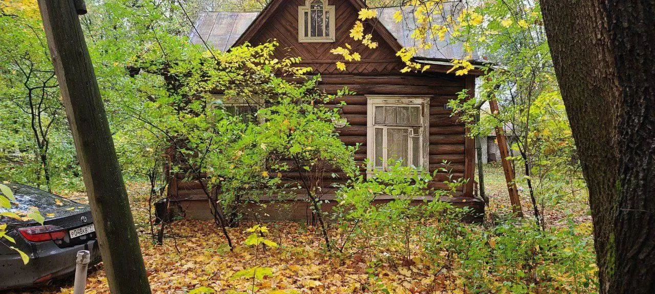 В одной из старейших деревянных усадеб Новогиреево снесли забор: участок нужно было освободить до 17 мая. Сам дом, включённый в перечень культурного наследия, пока остаётся на месте — местные жители и активисты добиваются разъяснений и планируют обсуждение его судьбы.