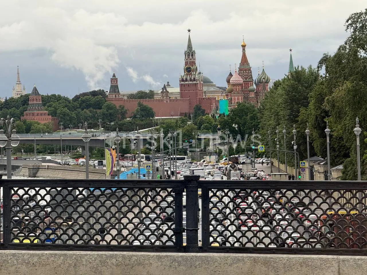 Около 15:00 в центре города зафиксированы заторы: движение сильно осложнено на Кремлёвской набережной и около станции метро «Павелецкая». Публикуем снимки с места.