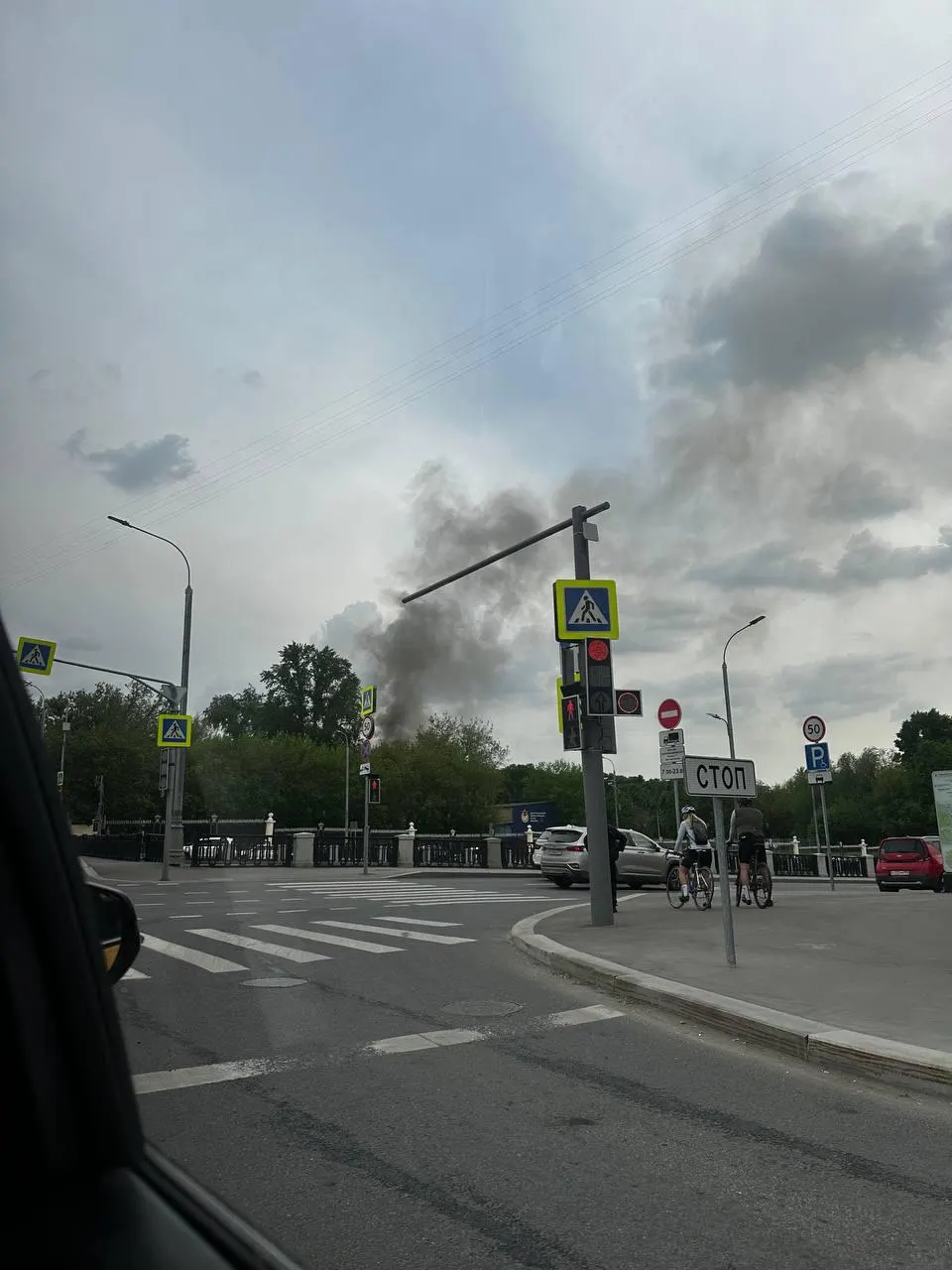 В Лефортово в здании Красных казарм произошёл пожар. По данным МЧС, на место уже прибыли пожарные, обстоятельства происшествия уточняются.