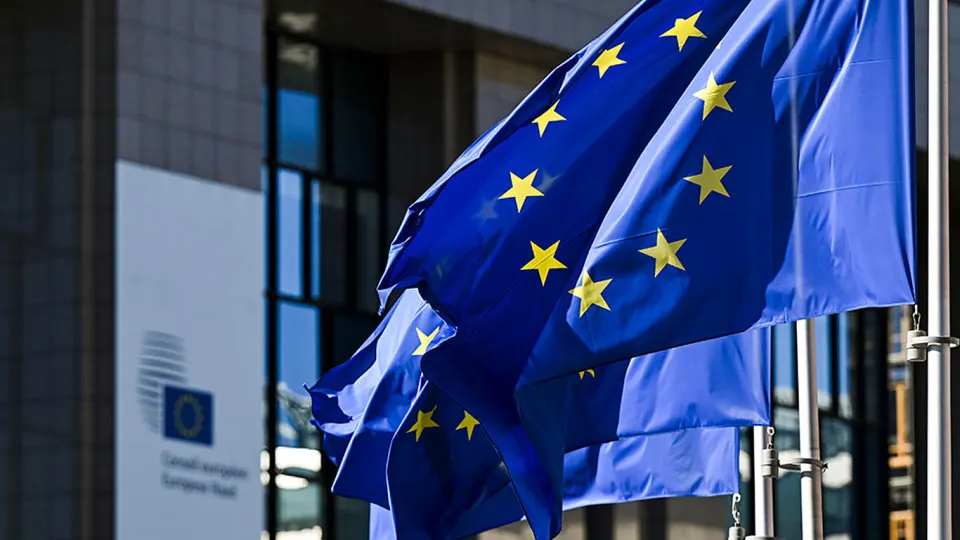 После смены руководства в Венгрии лидеры Евросоюза обсуждают переход от полугодовых продлений санкций к годовому сроку и подготовку «мини‑пакета» мер, которые будет сложнее блокировать.