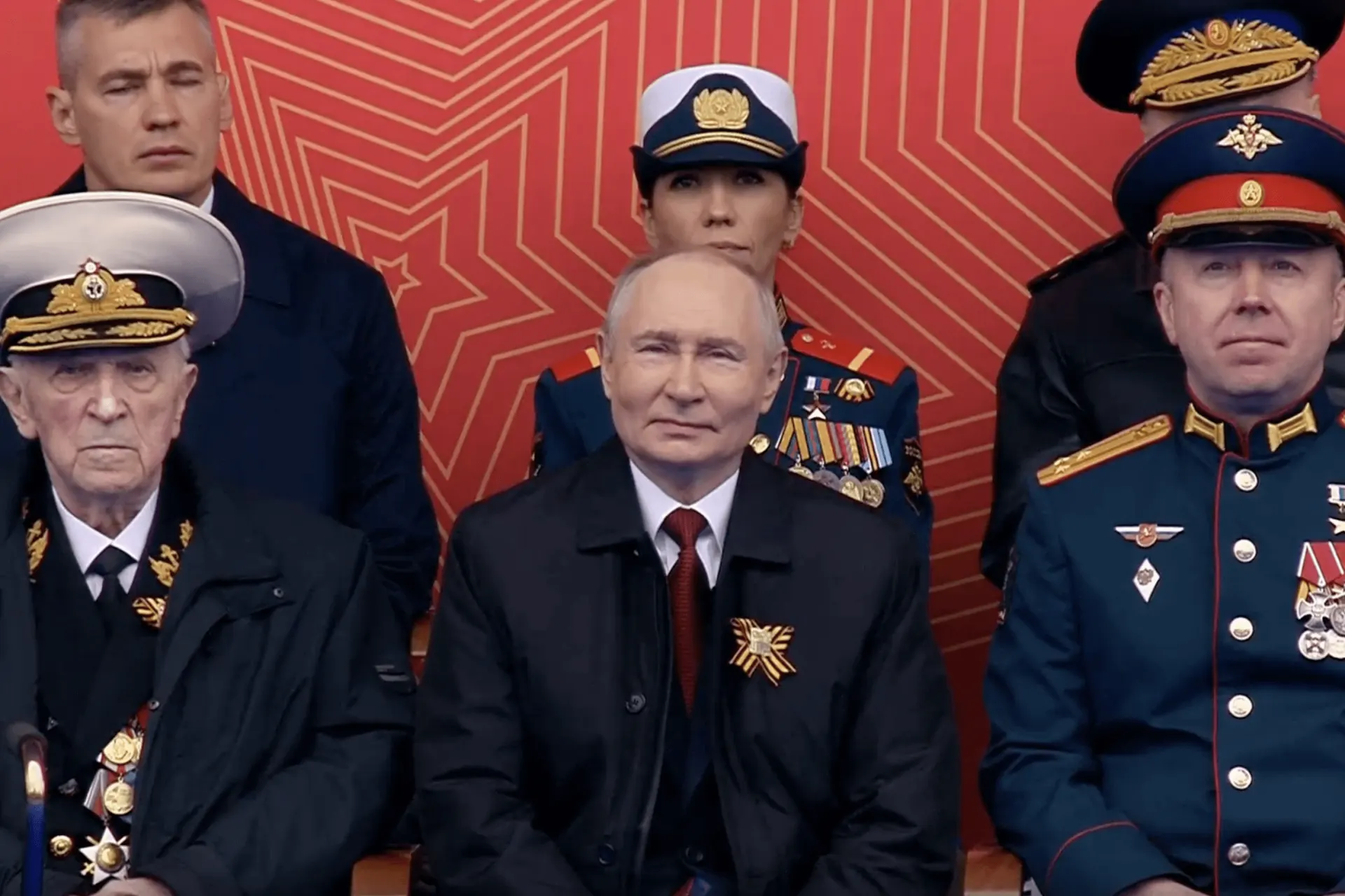 Трансляция парада на Красной площади включала заранее подготовленные видеоклипы с пусками ракет, дронами и другими образцами вооружений. Заявления о «Пересвете» и «Авангарде» остаются неподтверждёнными, а реальная эффективность многих систем вызывает вопросы.